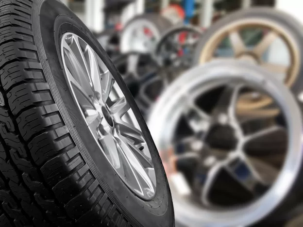Vários pneus novos alinhados, representando como escolher o pneu ideal para carro